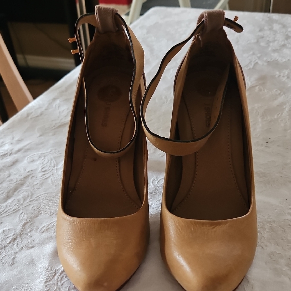 Elegant Tan Women's Pumps With Ankle Strap.  Womens Size 8